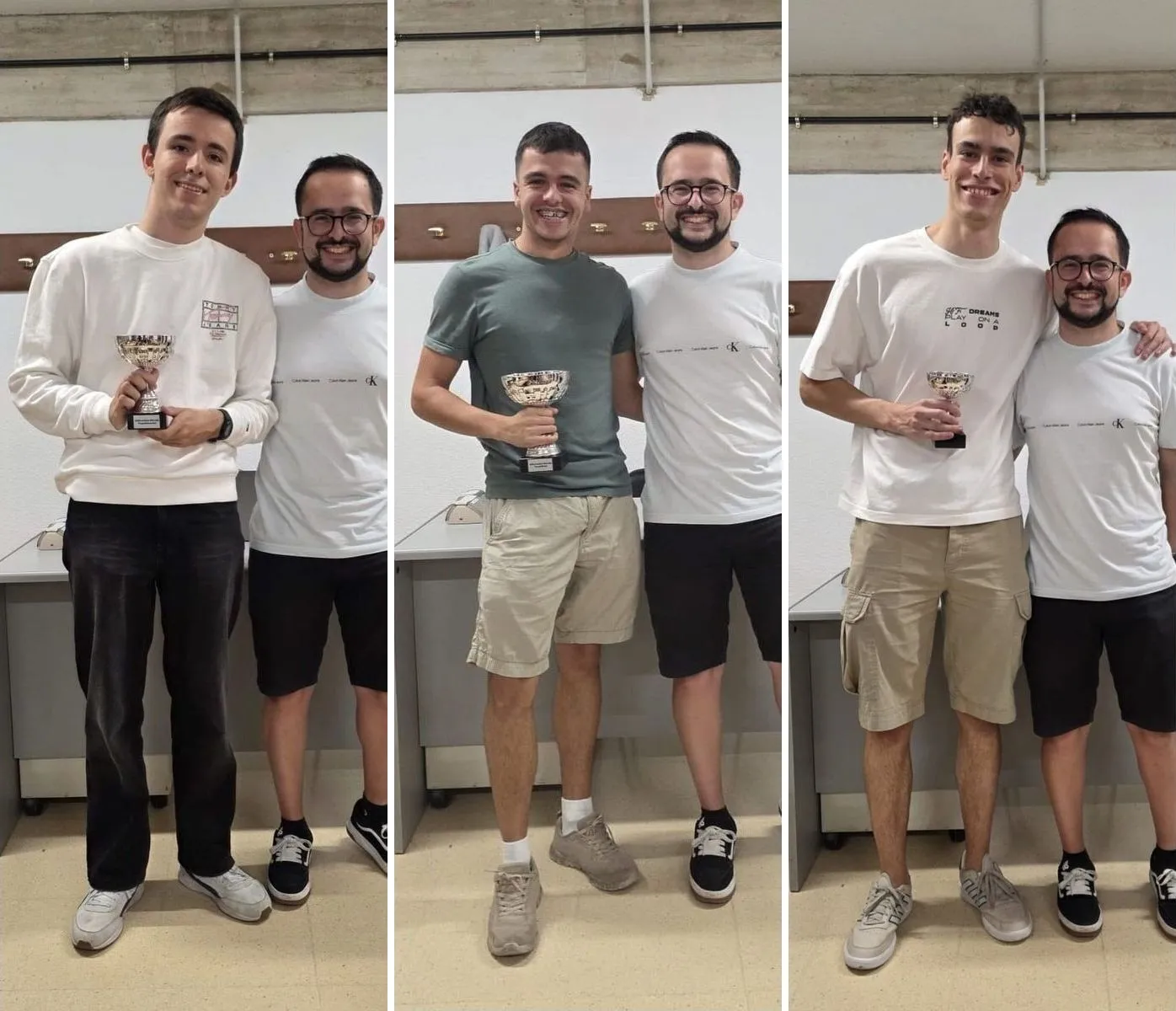 Los tres primeros clasificados del Campeonato de Álava de Blitz Individual 2026-2027, cada uno con su trofeo; en el centro el campeón, a la izquierda el segundo clasificado y a la derecha el tercero